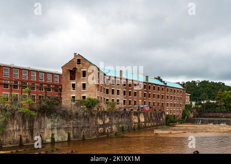 Prattville, Alabama, Stati Uniti d'America - 11 settembre 2022: I lavori di costruzione presso il Mulino, un complesso di appartamenti ospitato all'interno del riproposto ex Daniel Pratt Co Foto Stock