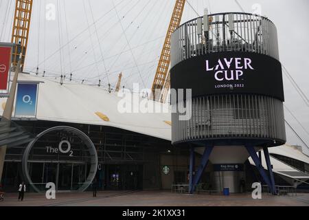 Londra, Regno Unito. 21 settembre 2022. Uno schermo che annuncia la Laver Cup 2022, un torneo maschile di tennis al coperto tra squadre europee e del resto del mondo, che si svolge presso la O2 Arena tra il 23 e il 25 settembre a Londra. Data foto: Mercoledì 21 settembre 2022, Londra. Credit: Isabel Infantes/Alamy Live News Foto Stock