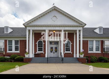 Prattville, Alabama, Stati Uniti d'America - 11 settembre 2022: Ingresso anteriore della scuola di Kindergarten di Prattville, ospitata nel precedente edificio della scuola superiore della contea di Autauga Foto Stock