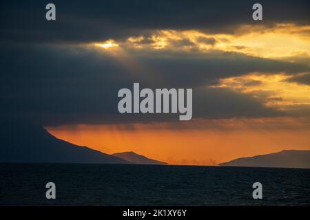 Iznik, Bursa, Turchia - 2022 settembre: Vista dell'equinozio e del tramonto sul lago di Iznik Foto Stock