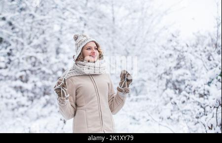 donna divertente e felice. la migliore vacanza mai. ragazza vestito caldo. Godersi la natura inverno. Ritratto di donna eccitata in legno d'inverno. Albero di neve bianco Foto Stock