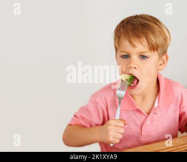 Non mi piacciono i veggies. Un ragazzino molto insoddisfatto di dover mangiare verdure. Foto Stock