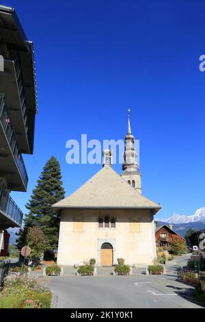 L'église Saint-Nicolas de Combloux et figlio clocher à bulbe. Combloux. Alta Savoia. Auvergne-Rhône-Alpi. Francia. Europa. Foto Stock