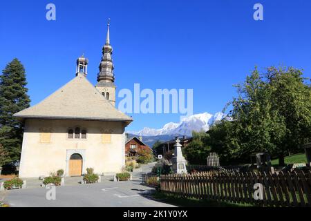 L'église Saint-Nicolas de Combloux et figlio clocher à bulbe. Combloux. Alta Savoia. Auvergne-Rhône-Alpi. Francia. Europa. Foto Stock