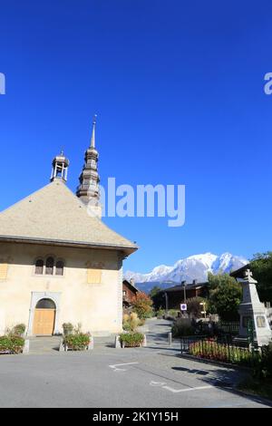 L'église Saint-Nicolas de Combloux et figlio clocher à bulbe. Combloux. Alta Savoia. Auvergne-Rhône-Alpi. Francia. Europa. Foto Stock