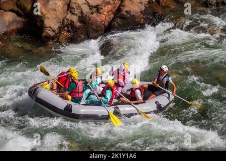 Fiume Firtina, Rize, Turchia - Settembre 2022: I turisti che praticano sport di rafting nel torrente Firtina, focus selettivo Foto Stock