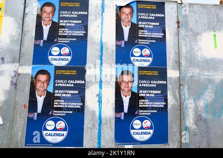 Poster delle elezioni italiane con simboli dei partiti politici AZIENDA e ITALIAVIVA con Calenda per le elezioni generali in Italia del 25 settembre 2022 Foto Stock