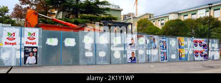 Poster del muro delle elezioni italiane dei partiti politici per le elezioni generali in Italia del 25 settembre 2022 Foto Stock