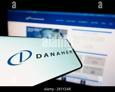 Cellulare con il logo del conglomerato americano Danaher Corporation sullo schermo di fronte al sito web aziendale. Messa a fuoco al centro a sinistra del display del telefono. Foto Stock