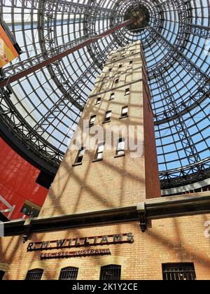 Un'inquadratura a basso angolo della Coop's Shot Tower a Melbourne, Australia Foto Stock