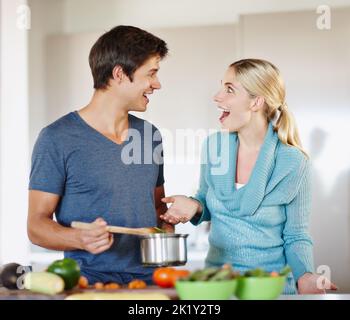 WOW youve mi teneva con una bambina, un bel giovane che gli ha dato un assaggio della sua cucina. Foto Stock