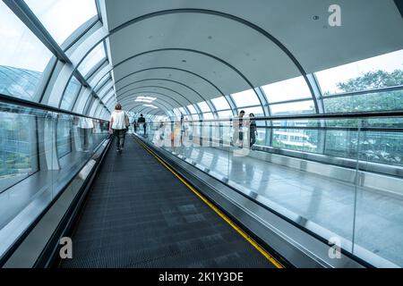 Passeggeri che transitano tra i terminal sul viaggiatore all'Aeroporto Internazionale di Changi, Singapore Foto Stock