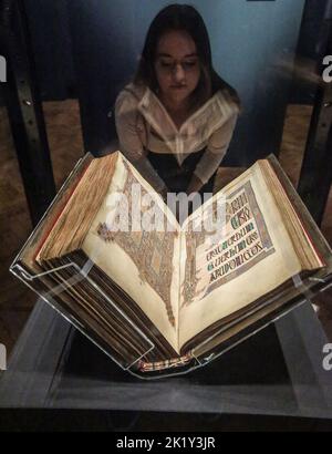 Newcastle Newcastle Newcastle upon Tyne, Inghilterra 22 settembre 2022 al centro della mostra, i vangeli di Lindisfarne sono esposti insieme ad altri manoscritti illuminati, tra cui un altro importante prestito della British Library – il St Cuthbert Gospel, il più antico libro europeo intatto. Con la loro decorazione e il loro simbolismo scrupolosamente elaborati, questi capolavori di artigianato sono stati un tremendo spettacolo di devozione. Paul Quezada-Neiman/Alamy Live News Foto Stock