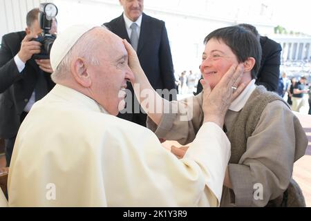 Vaticano, Vaticano. 21st Set, 2022. Italia, Roma, Vaticano, 22/09/21 Papa Francesco durante la sua udienza generale settimanale in Piazza San Pietro, in Vaticano Fotografia di Vatican Media/Catholic Press Photo. LIMITATO AD USO EDITORIALE - NESSUN MARKETING - NESSUNA CAMPAGNA PUBBLICITARIA credito: Independent Photo Agency/Alamy Live News Foto Stock