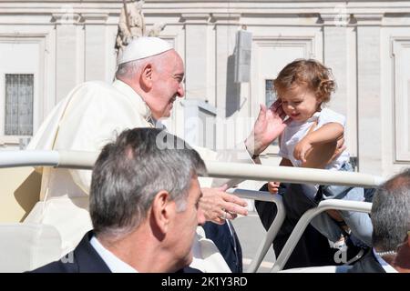 Vaticano, Vaticano. 21st Set, 2022. Italia, Roma, Vaticano, 22/09/21 Papa Francesco durante la sua udienza generale settimanale in Piazza San Pietro, in Vaticano Fotografia di Vatican Media/Catholic Press Photo. LIMITATO AD USO EDITORIALE - NESSUN MARKETING - NESSUNA CAMPAGNA PUBBLICITARIA credito: Independent Photo Agency/Alamy Live News Foto Stock