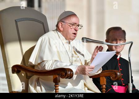 Vaticano, Vaticano. 21st Set, 2022. Italia, Roma, Vaticano, 22/09/21 Papa Francesco durante la sua udienza generale settimanale in Piazza San Pietro, in Vaticano Fotografia di Vatican Media/Catholic Press Photo. LIMITATO AD USO EDITORIALE - NESSUN MARKETING - NESSUNA CAMPAGNA PUBBLICITARIA credito: Independent Photo Agency/Alamy Live News Foto Stock