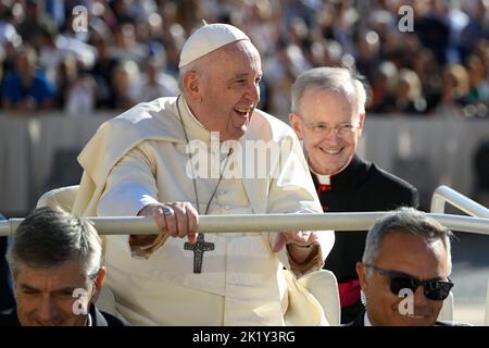 Vaticano, Vaticano. 21st Set, 2022. Italia, Roma, Vaticano, 22/09/21 Papa Francesco durante la sua udienza generale settimanale in Piazza San Pietro, in Vaticano Fotografia di Vatican Media/Catholic Press Photo. LIMITATO AD USO EDITORIALE - NESSUN MARKETING - NESSUNA CAMPAGNA PUBBLICITARIA credito: Independent Photo Agency/Alamy Live News Foto Stock