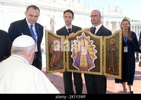 Vaticano, Vaticano. 21st Set, 2022. Italia, Roma, Vaticano, 22/09/21 Papa Francesco durante la sua udienza generale settimanale in Piazza San Pietro, in Vaticano Fotografia di Vatican Media/Catholic Press Photo. LIMITATO AD USO EDITORIALE - NESSUN MARKETING - NESSUNA CAMPAGNA PUBBLICITARIA credito: Independent Photo Agency/Alamy Live News Foto Stock