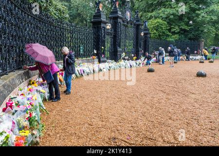 La gente inizia a deporre fiori sotto la pioggia alle porte di Norwich a Sandringham House il giorno successivo alla morte della regina Elisabetta II Foto Stock