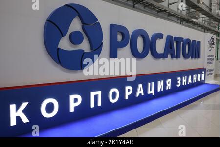 8 dicembre 2021, Sochi, Russia. Il logo della Russian state Atomic Energy Corporation Rosatom. Foto Stock