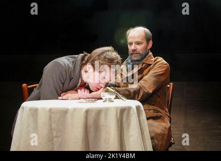 l-r: Jamie Doyle (Rimbaud), Daniel Evans (Verlaine) in ECLIPSE TOTALE di Christopher Hampton alla fabbrica di cioccolato Menier, Londra SE1 28/03/2007 design: Paul Willis illuminazione: Hartley T A Kemp regista: Paul Miller Foto Stock