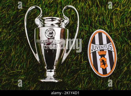 21 aprile 2021, Mosca, Russia. L'emblema della squadra di calcio Juventus F.C. e della UEFA Champions League Cup sull'erba verde dello stadio. Foto Stock