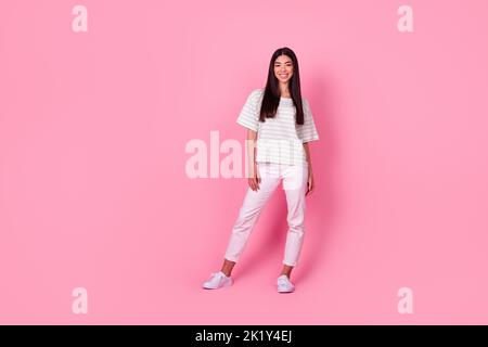 Foto a grandezza naturale di una allegra persona filippina soddisfatta in piedi in posa isolata su sfondo di colore rosa Foto Stock