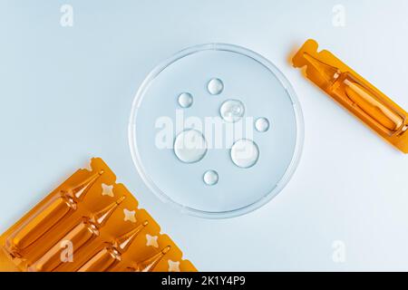 Fiale cosmetiche con siero per la crescita dei capelli, il ripristino. Concetto bellezza capelli, cura di sé e benessere. Giacitura piatta. Spazio di copia. Foto Stock