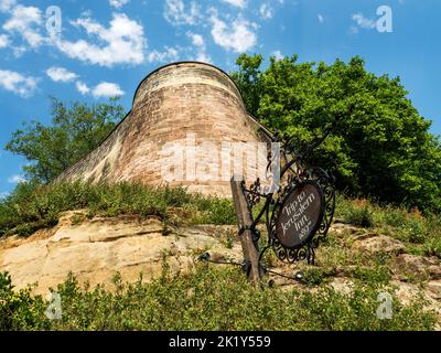 Torre nel muro esterno di Bailey al Castello di Nottingham con viaggio a Jerusalem Inn segno sotto Nottingham Nottinghamshire Inghilterra Foto Stock