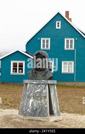 Un busto di Roald Amundsen nel centro di NY Alesund. Spitsbergen, Norvegia. Luglio 25, 2022 Foto Stock