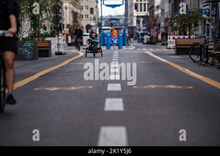 Berlino, Germania. 21st Set, 2022. Solo pochi ciclisti sono sulla strada da parte di Friedrichstraße che è chiusa al traffico automobilistico. La chiusura è stata istituita nel quadro di un progetto pilota temporaneo. I politici hanno voluto aumentare la qualità della vita in questo modo. Nel frattempo, però, esiste un'alleanza d'azione di diversi imprenditori che chiedono la revoca della chiusura. Gli operatori del negozio si lamentano della diminuzione del numero di clienti e quindi di minori entrate. Credit: Paul Zinken/dpa/Alamy Live News Foto Stock