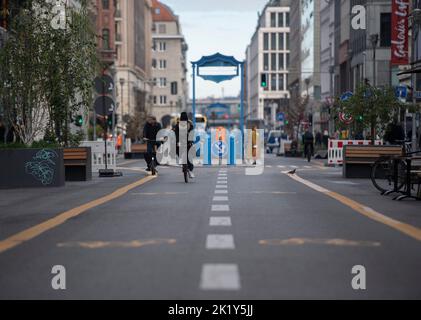 Berlino, Germania. 21st Set, 2022. Solo pochi ciclisti sono sulla strada da parte di Friedrichstraße che è chiusa al traffico automobilistico. La chiusura è stata istituita nel quadro di un progetto pilota temporaneo. I politici hanno voluto aumentare la qualità della vita in questo modo. Nel frattempo, però, esiste un'alleanza d'azione di diversi imprenditori che chiedono la revoca della chiusura. Gli operatori del negozio si lamentano della diminuzione del numero di clienti e quindi di minori entrate. Credit: Paul Zinken/dpa/Alamy Live News Foto Stock