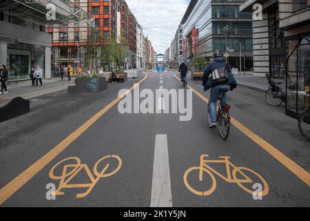 Berlino, Germania. 21st Set, 2022. Solo pochi ciclisti sono sulla strada da parte di Friedrichstraße che è chiusa al traffico automobilistico. La chiusura è stata istituita nel quadro di un progetto pilota temporaneo. I politici hanno voluto aumentare la qualità della vita in questo modo. Nel frattempo, però, esiste un'alleanza d'azione di diversi imprenditori che chiedono la revoca della chiusura. Gli operatori del negozio si lamentano della diminuzione del numero di clienti e quindi di minori entrate. Credit: Paul Zinken/dpa/Alamy Live News Foto Stock