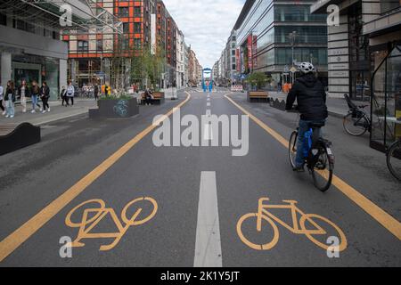 Berlino, Germania. 21st Set, 2022. Solo pochi ciclisti sono sulla strada da parte di Friedrichstraße che è chiusa al traffico automobilistico. La chiusura è stata istituita nel quadro di un progetto pilota temporaneo. I politici hanno voluto aumentare la qualità della vita in questo modo. Nel frattempo, però, esiste un'alleanza d'azione di diversi imprenditori che chiedono la revoca della chiusura. Gli operatori del negozio si lamentano della diminuzione del numero di clienti e quindi di minori entrate. Credit: Paul Zinken/dpa/Alamy Live News Foto Stock