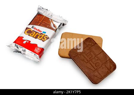 Alba, Italia - 19 settembre 2022: Kinder Cards: Biscotti salati sottili ripieni di cioccolato al latte prodotto da Ferrero. Confezione con coo anteriore e posteriore Foto Stock