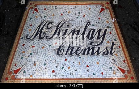 Findley McKinlay Chemist mosaico - celebrando il patrimonio, di 70 High St West, Glossop, High Peak, Derbyshire, Inghilterra, Regno Unito, SK13 8BH Foto Stock