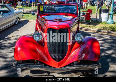 Falcon Heights, MN - 18 giugno 2022: Vista frontale in prospettiva di una Ford Roadster Hot Rod Convertibile 1934 in occasione di una fiera automobilistica locale. Foto Stock