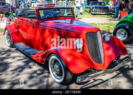 Falcon Heights, MN - 18 giugno 2022: Vista dall'alto dell'angolo anteriore di una Ford Roadster Hot Rod Convertibile 1934 in occasione di una fiera automobilistica locale. Foto Stock