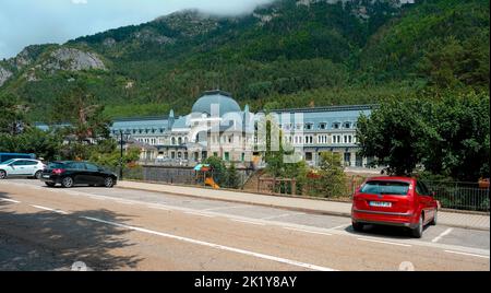 Canfranc, Spagna - 27 giugno 2022: Una vista della vecchia stazione ferroviaria internazionale di Canfranc, a Canfranc, Aragona, Spagna, non più in uso dal 1970 Foto Stock