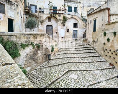 I Sassi di Matera visti dal punto di vista della Murgia timone di fronte al Sasso Caveoso e al Duomo Foto Stock