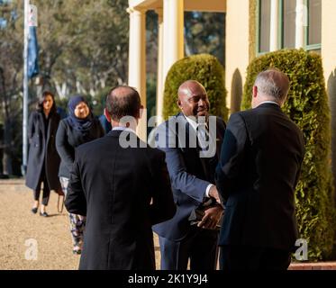 Il primo Ministro australiano Anthony Albanese saluto l'Alto Commissario di Vanuatu Samson fare Foto Stock