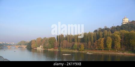 Il po di Torino fotografato dai Murazzi. Sulla collina la chiesa di Santa Maria dei Cappuccini. Sullo sfondo il ponte in pietra di Napoleo Foto Stock