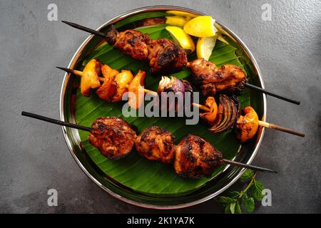 Kebab di tikka di pollo grigliato o kabab sullo spiedino, fuoco selettivo Foto Stock