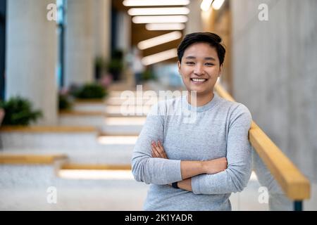 Ritratto di un giovane sorridente in ufficio Foto Stock