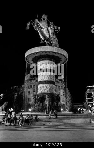 Fontana in Piazza Macedonia, Skopje, e la statua del Guerriero a cavallo, simile ad Alessandro il Grande. Monumento controverso nel nord della Macedonia. Foto Stock