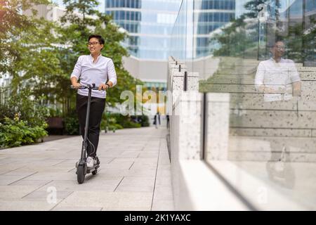 Giovane uomo in moto elettrico in centro Foto Stock