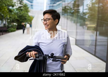 Giovane uomo in moto elettrico in centro Foto Stock