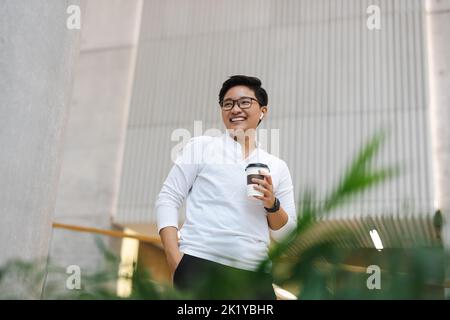 Ritratto di un giovane sorridente in ufficio Foto Stock