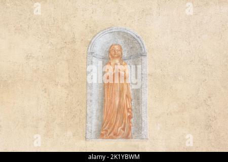 Vierge-Marie. Peinture sur la facciata de l'église Saint-Nicolas de Combloux. Combloux. Alta Savoia. Auvergne-Rhône-Alpi. Francia. Europa. Foto Stock