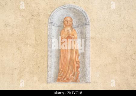 Vierge-Marie. Peinture sur la facciata de l'église Saint-Nicolas de Combloux. Combloux. Alta Savoia. Auvergne-Rhône-Alpi. Francia. Europa. Foto Stock